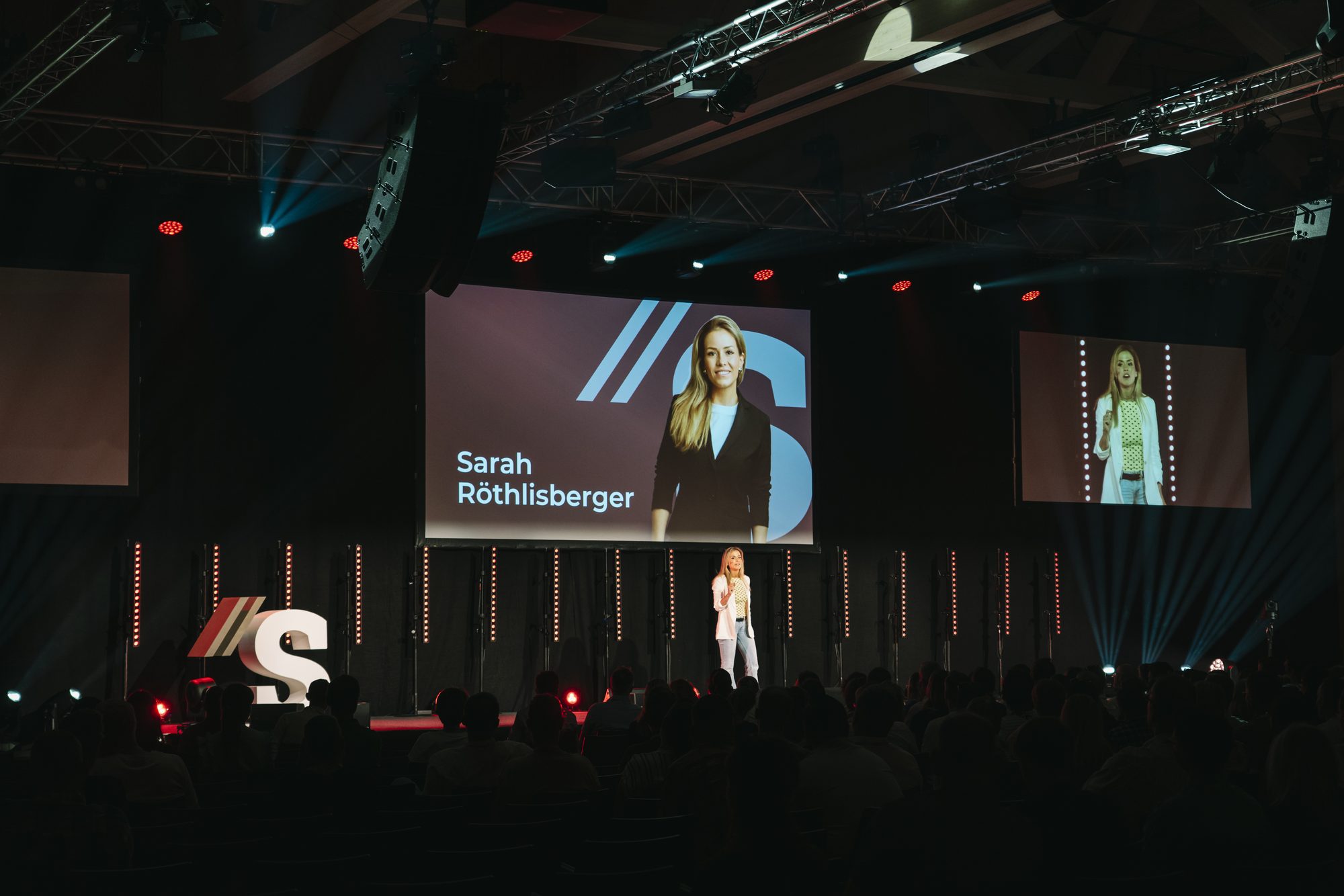 Sarah Maria Röthlisberger als Keynote Speakerin auf der Bühne